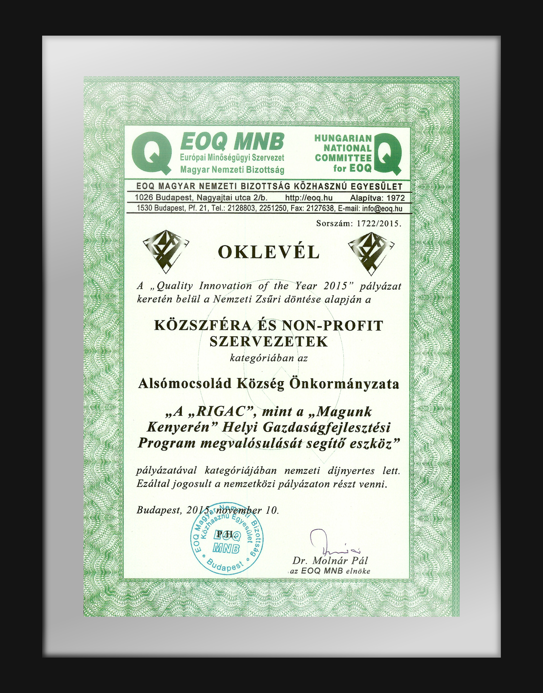 Oklevél "Quality Innovation of the Year 2015" ...Közszféra és non-profit szervezetek kategóriában az Alsómocsolád Község Önkormányzata - "A RIGAC, mint a Magunk Kenyerén Helyi Gazdaságfejlesztési Program megvalósulását segítő eszköz" pályázatával nemzeti díjnyertes lett... : Budapest, 2015.11.10. Dr Molnár Pál EOQ MNB