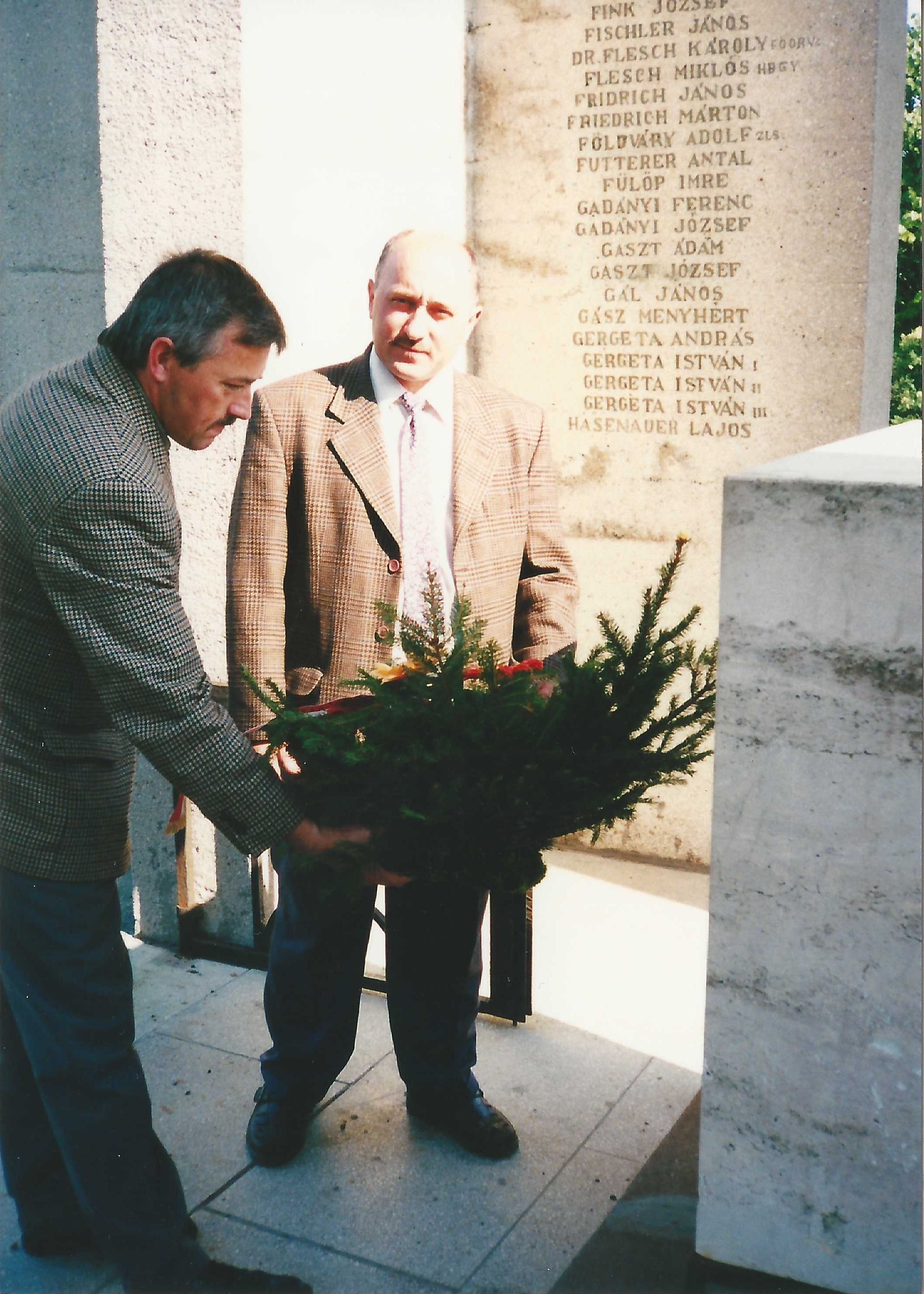 Hősi emlékmű koszorúzás